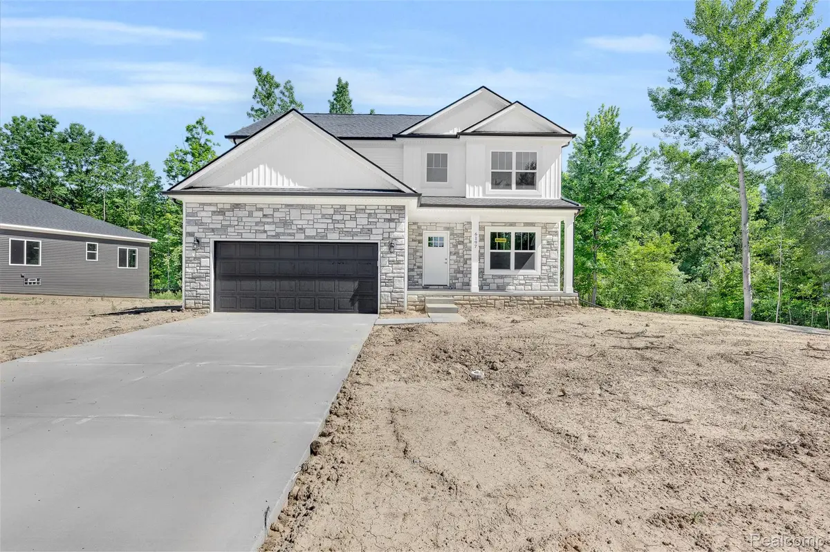 5224 Farmridge LN, Grand Blanc, MI 48439