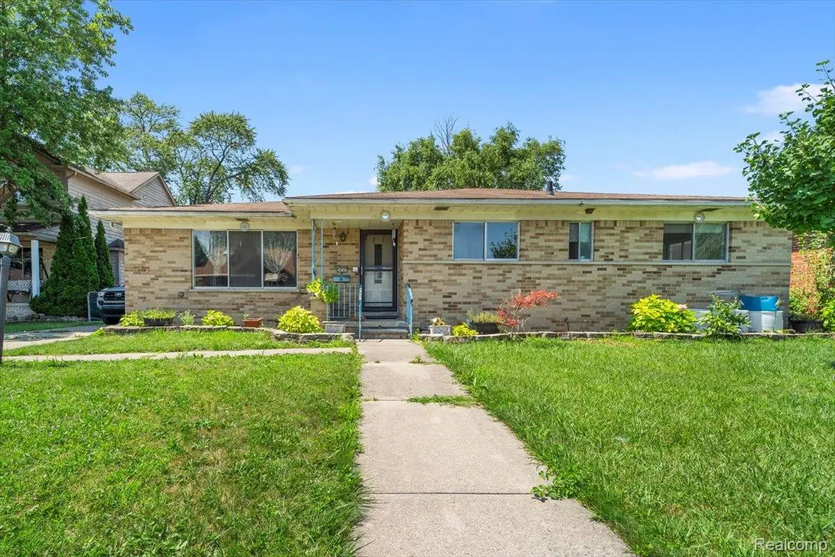 24245 Rosebud AVE, Eastpointe, MI 48021