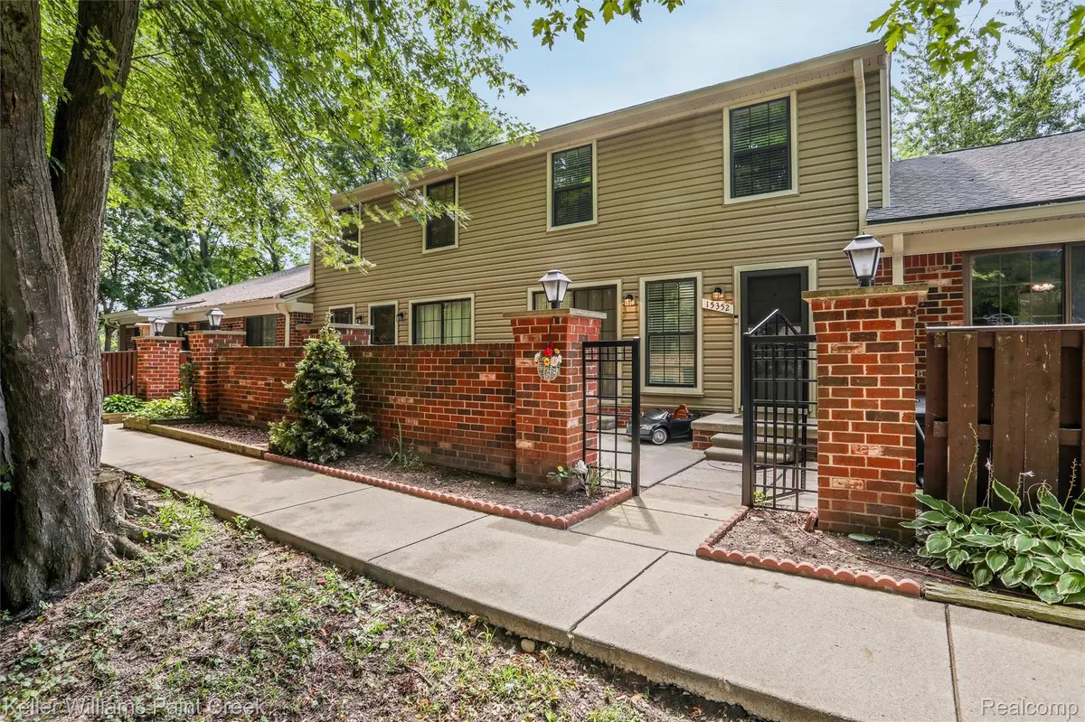 15352 Renshaw DR, Clinton Charter Township, MI 48038