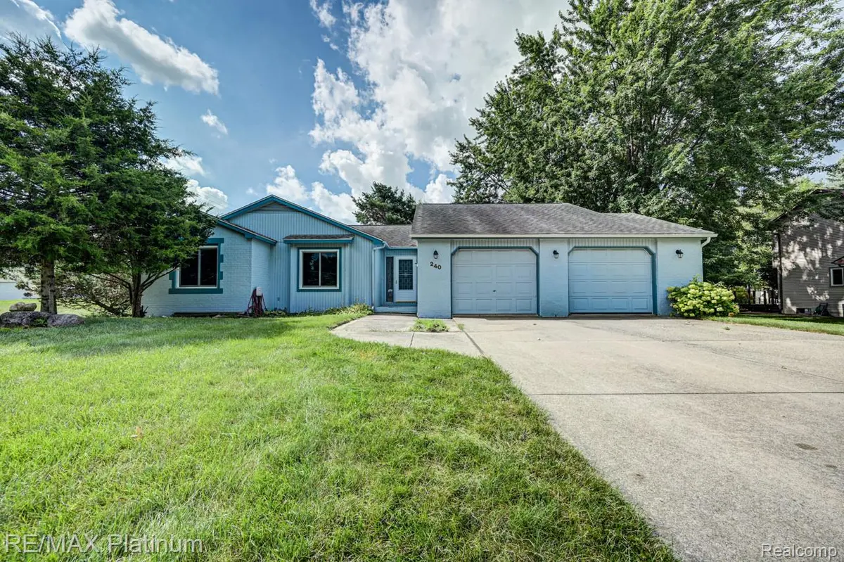 240 E Rolston RD, Linden, MI 48451
