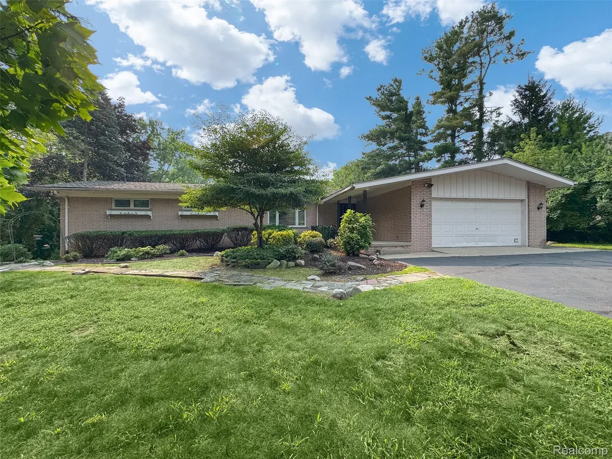30273 ROSEMOND DR, Franklin Village, MI 48025