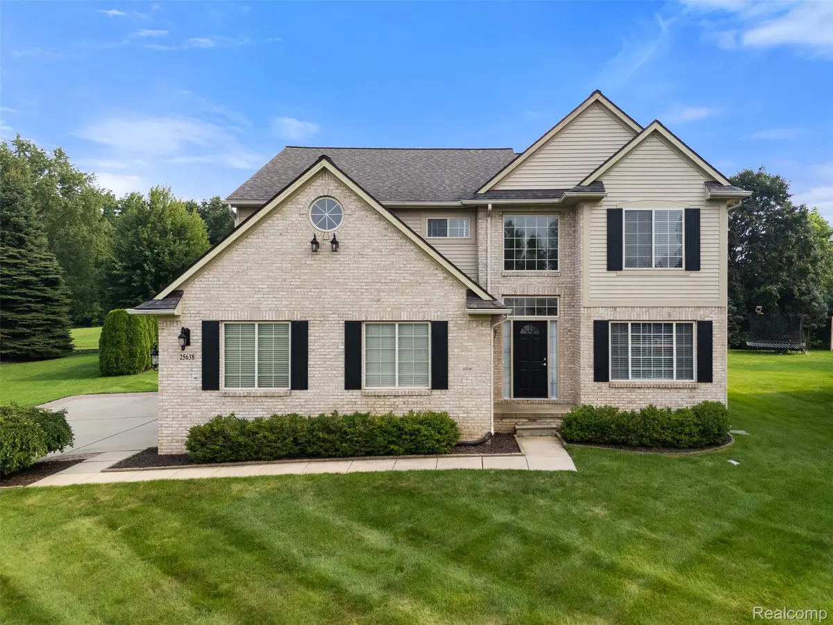 25638 McCrory LN, Lyon Charter Township, MI 48178
