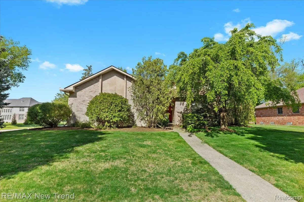 3875 WAYFARER DR, Troy, MI 48083