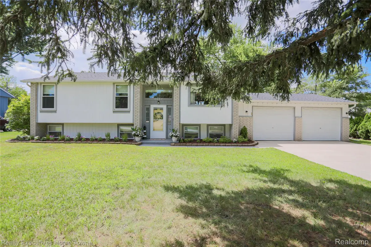 2687 Los Angeles DR, Wolverine Lake Village, MI 48390
