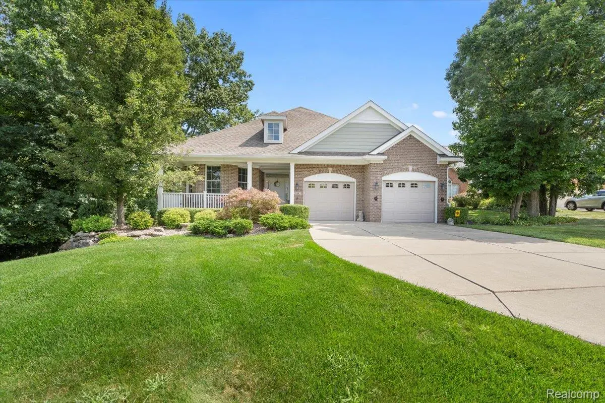 354 Pembroke DR, Saline, MI 48176