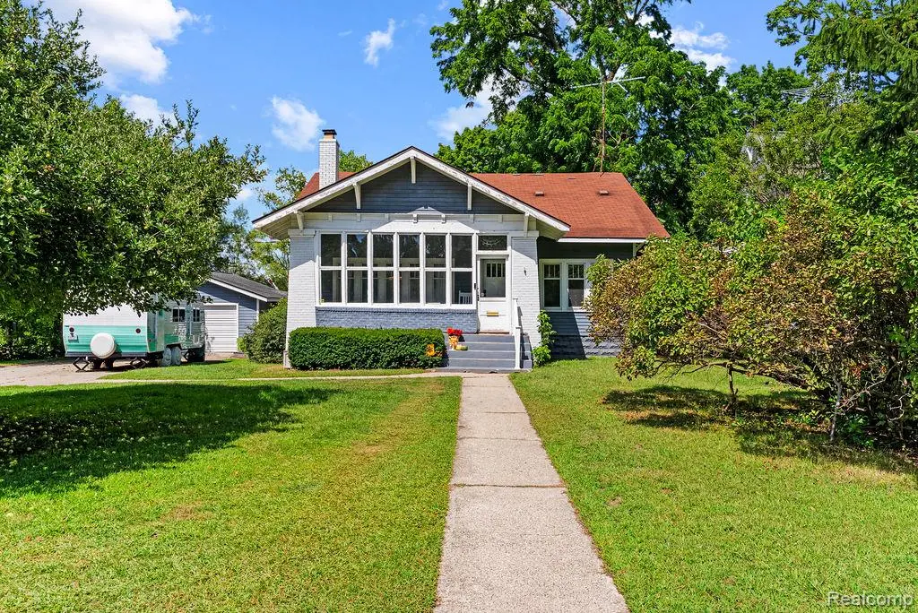 411 E Maple ST, Holly Village, MI 48442