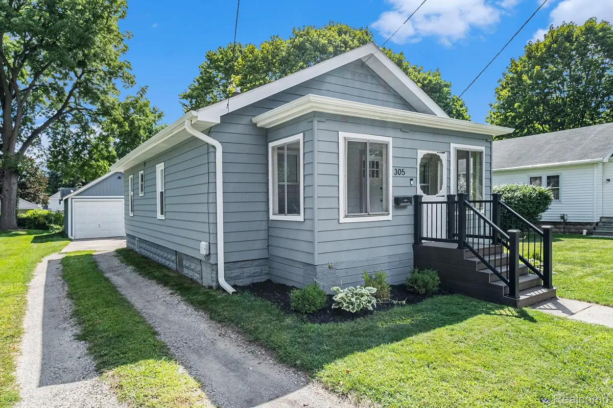305 Center ST, Holly Village, MI 48442