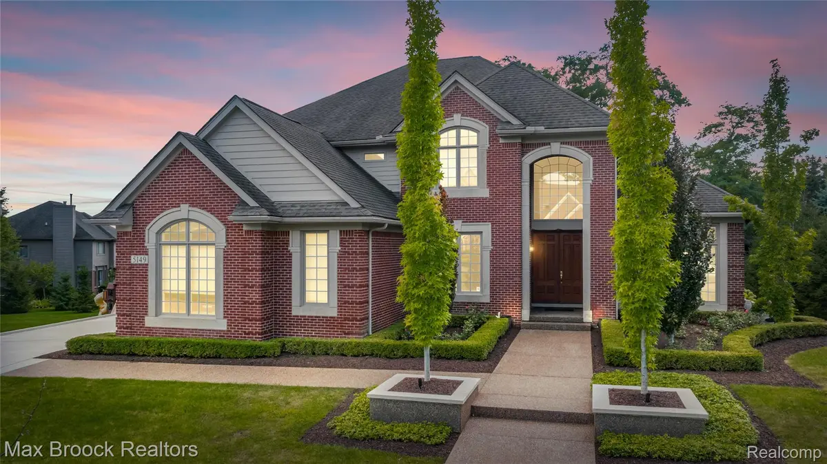 5149 Parkgate DR, Commerce Charter Township, MI 48382