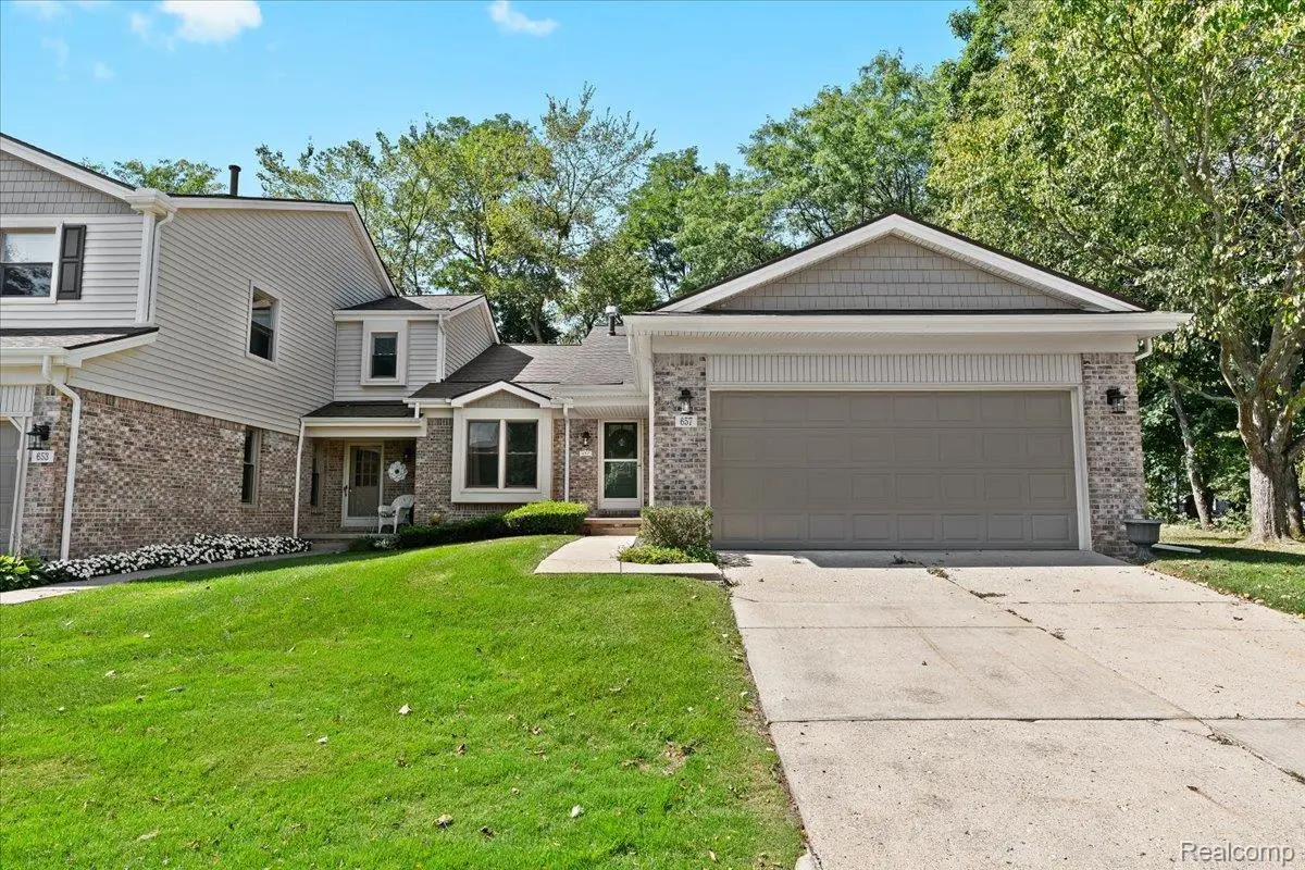 657 WOODSIDE DR, Milford, MI 48381