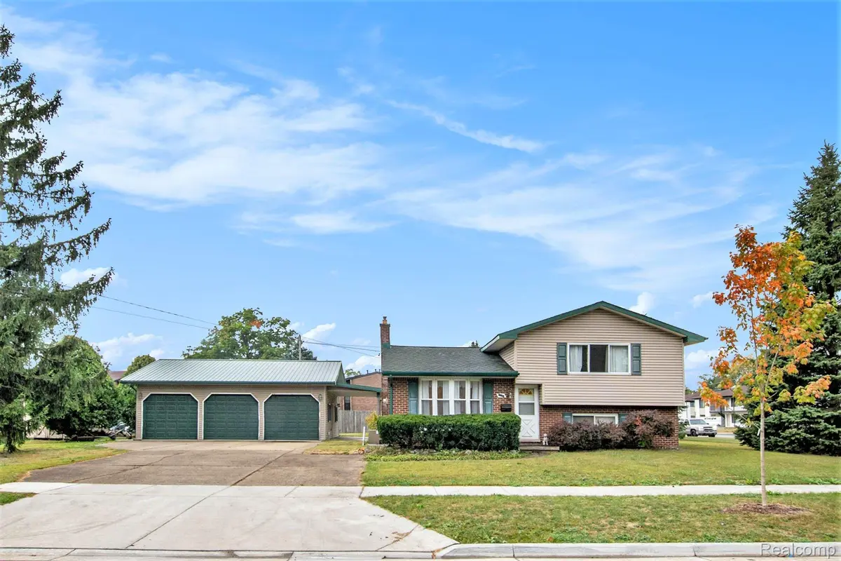 1001 Worchester DR, Fenton, MI 48430