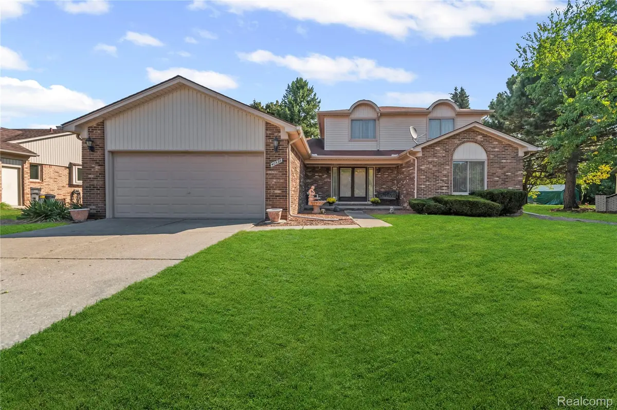 40538 Woodside DR, Clinton Charter Township, MI 48038