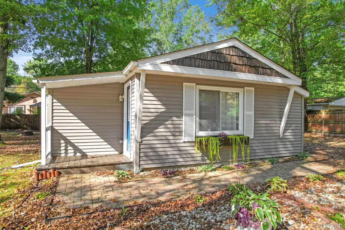 9106 Maple RD, Clay Township, MI 48001