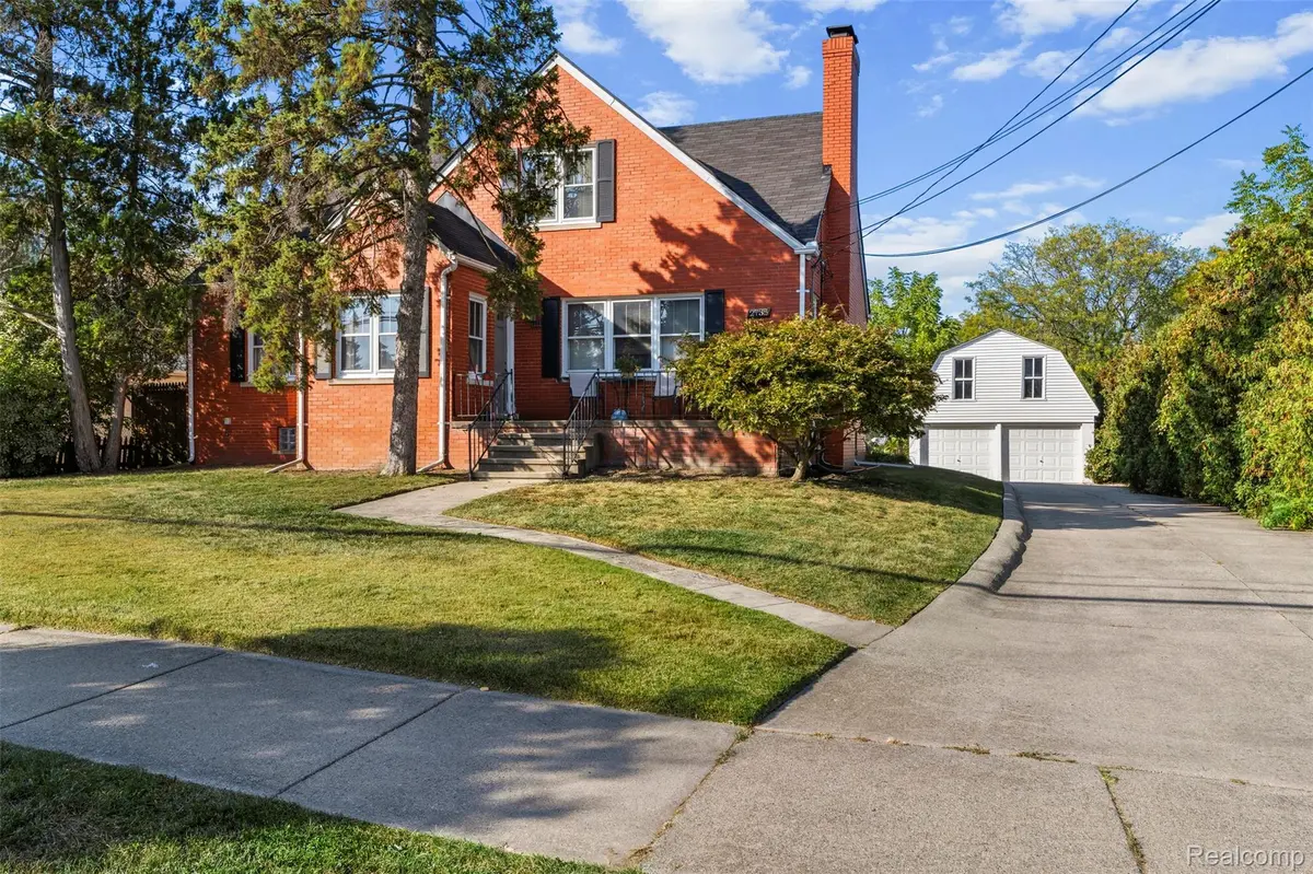 2735 E Maple RD, Troy, MI 48083