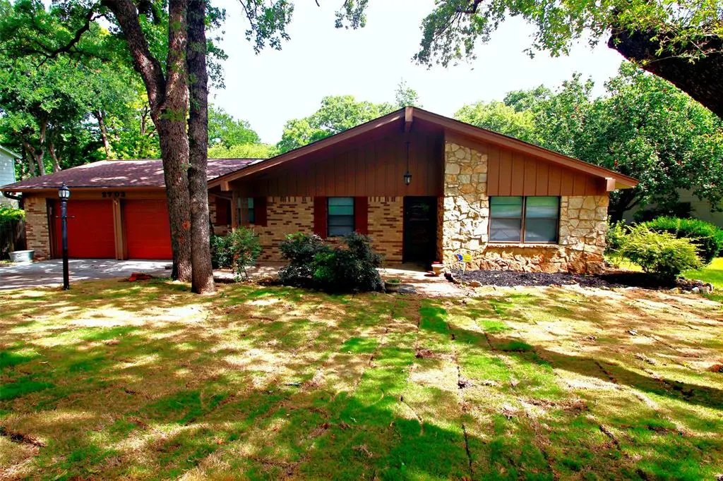 2703 Oak Cliff Lane, Arlington, TX 76012