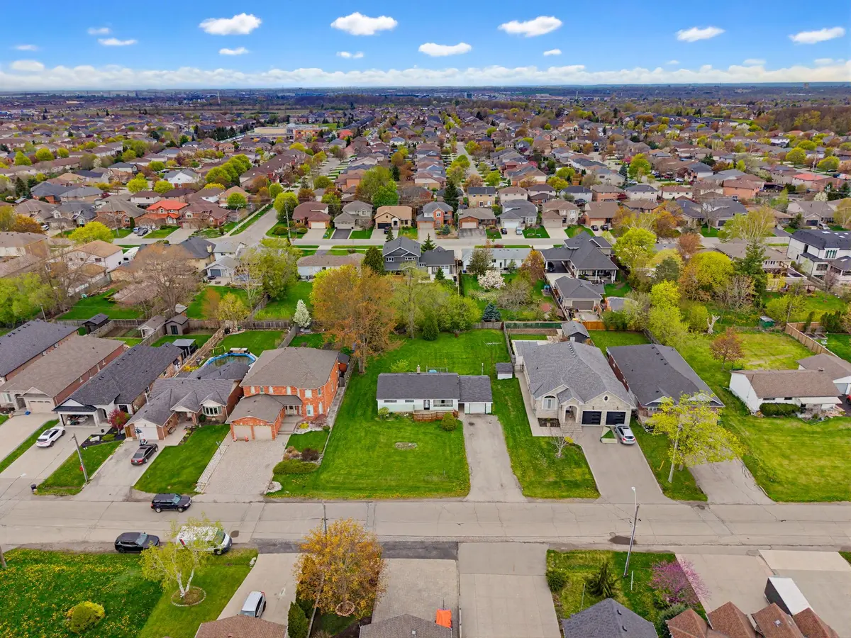 29 Leckie AVE, Hamilton, ON L8J 2S7