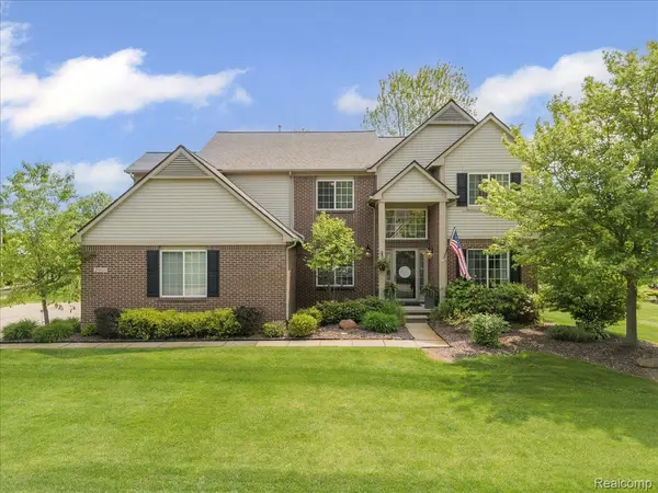 29818 Bradford DR, Lyon Charter Township, MI 48165