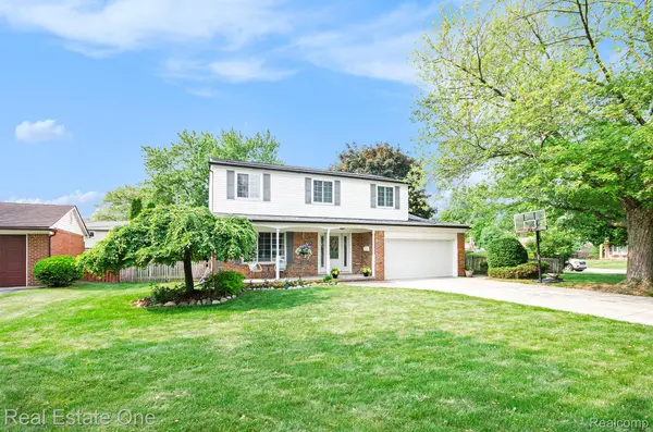 2100 Cumberland DR, Troy, MI 48085