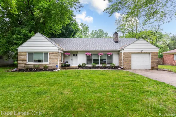 22485 Fairway DR, Southfield, MI 48033