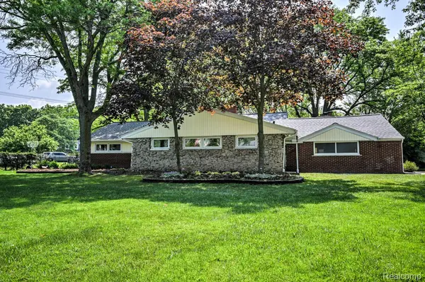 23880 Glencreek DR, Farmington Hills, MI 48336