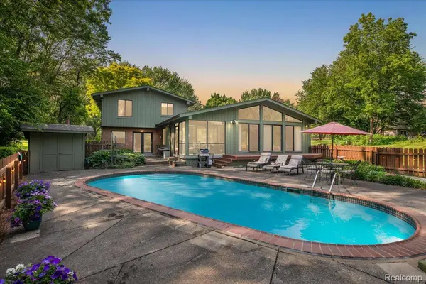 2689 Roseview DR, Rochester Hills, MI 48306