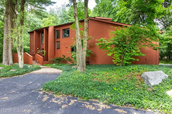 5896 Seville CIR, Orchard Lake Village, MI 48324
