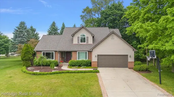624 Glenmoor DR, Oxford Charter Township, MI 48371