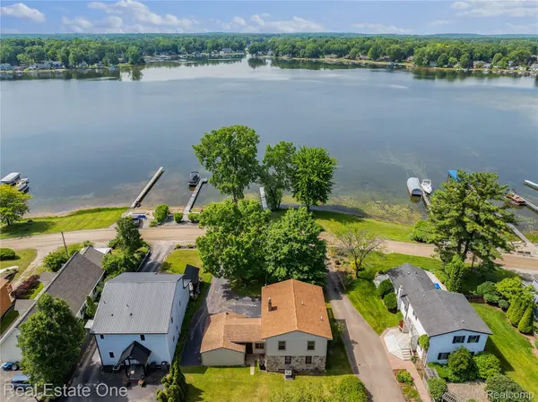 5065 Girard DR, Hamburg Township, MI 48169
