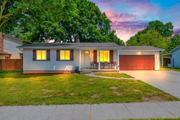 312 Airport DR, Holly Village, MI 48442