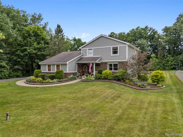 1261 Fieldview TRL, Hartland Township, MI 48843