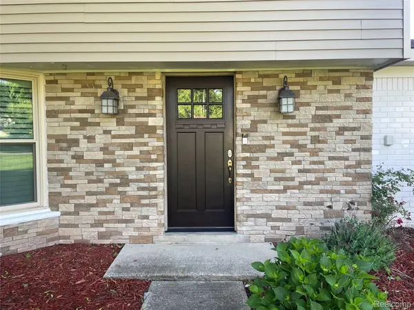 21150 E Chigwidden ST, Northville, MI 48167