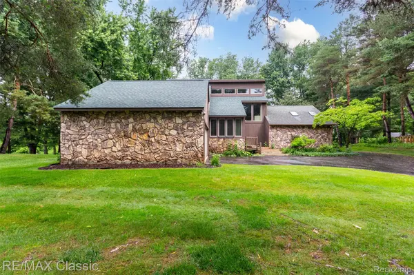 1222 Manderly DR, Milford Charter Township, MI 48381
