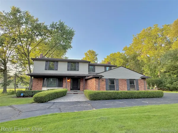 2546 Limerick LN, Troy, MI 48098
