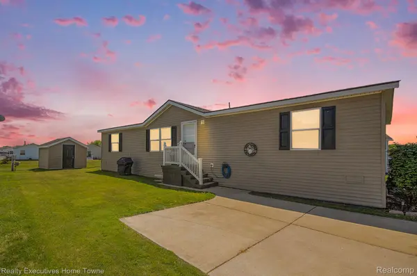 21480 Le Fleur CT, Macomb Township, MI 48044
