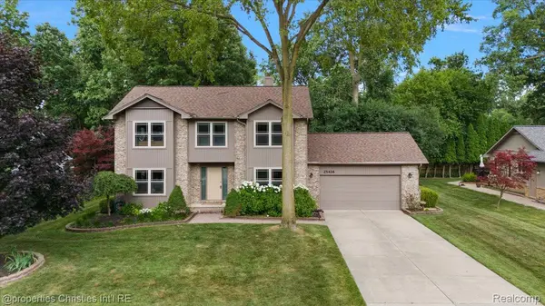 25426 Lindenwood LN, Southfield, MI 48033