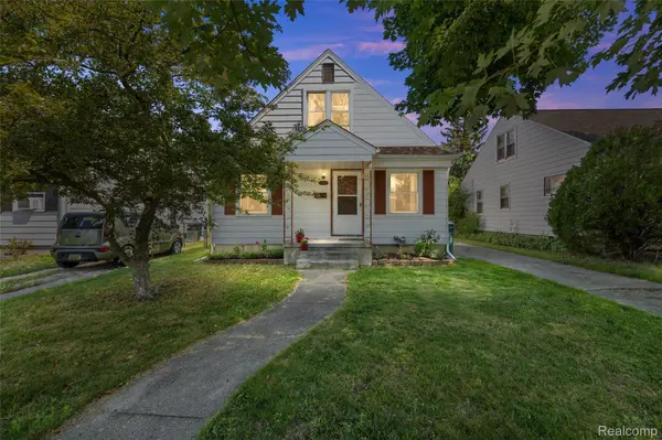 8600 Saratoga ST, Oak Park, MI 48237