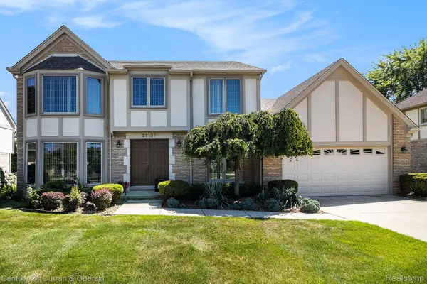 37137 Muirfield DR, Livonia, MI 48152