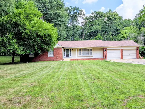22048 Rougewood DR, Southfield, MI 48033