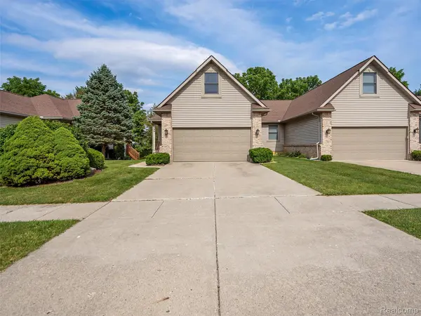 299 Creekwood CIR, Linden, MI 48451