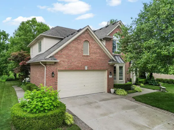 1688 Chase DR, Rochester, MI 48307