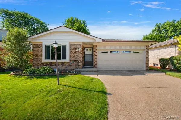 16322 Canterbury CT, Macomb Township, MI 48044