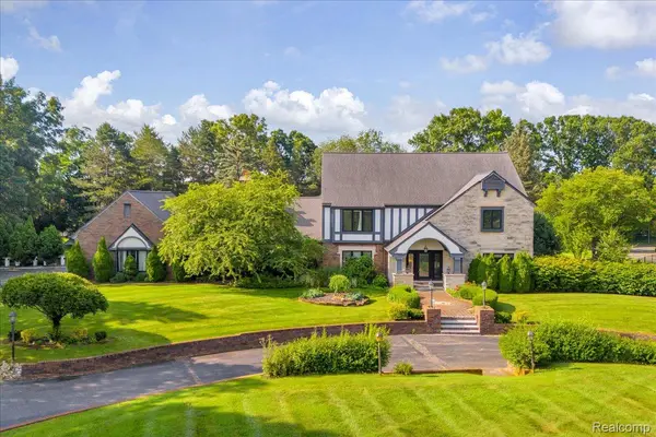1940 Oak Pointe DR, Rochester Hills, MI 48306