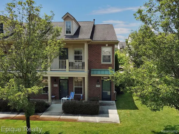 490 Village DR, Walled Lake, MI 48390