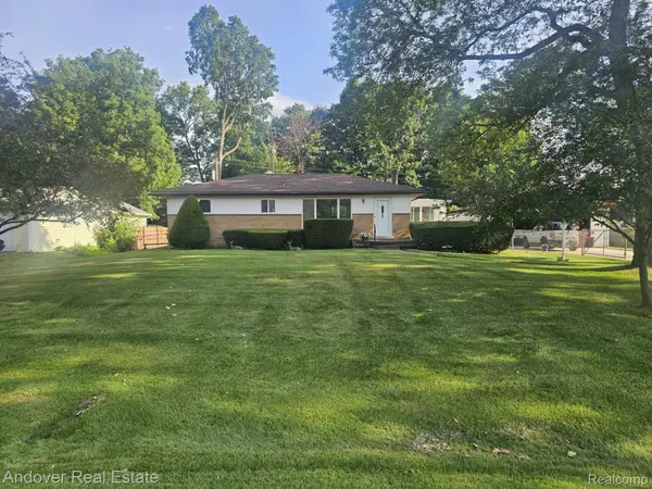 8060 Waschull DR, Washington Township, MI 48094