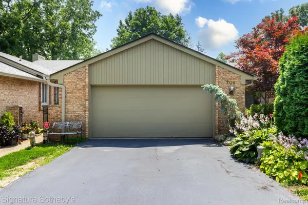 709 Arbor CT #2, Bloomfield Hills, MI 48304