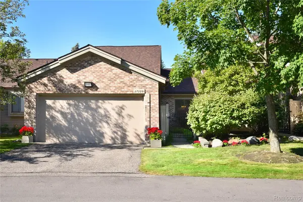 27295 Apple Blossom LN, Southfield, MI 48034