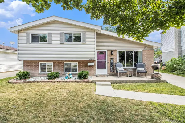 30242 Bluehill ST, Roseville, MI 48066