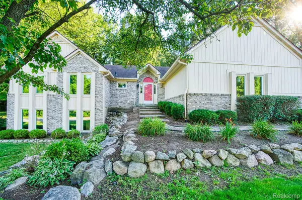 9516 Placid WAY, Hartland Township, MI 48843