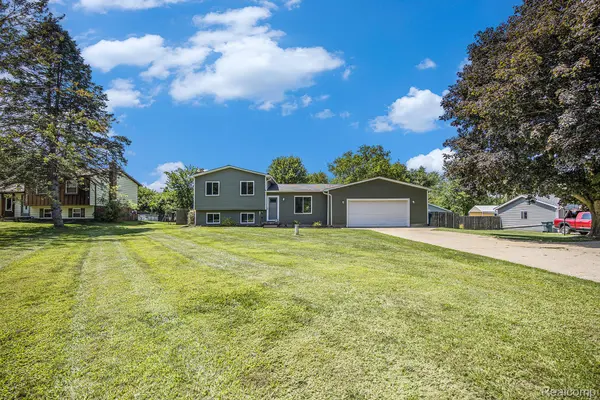 2213 Landmark DR, Oregon Township, MI 48446