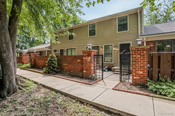 15352 Renshaw DR, Clinton Charter Township, MI 48038