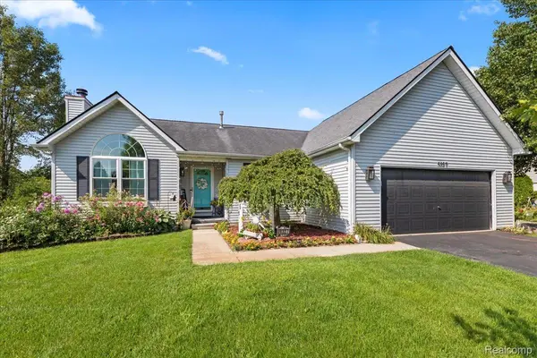 9327 Huron Park DR, Brighton, MI 48116